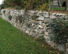 Trockensteinmauer mit Bepflanzung